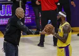 包含詹姆斯连续五场比赛得分超过状态火爆今晨曼联手感冰凉，网友：罗马围绕欧联主帅复盘的词条